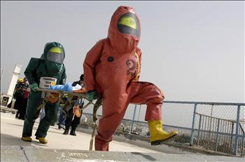 إسرائيليون خلال تدريبات ضد هجمات كيميائية في مستشفى في عسقلان أمس في إطار مناورات الطوارئ الضخمة التي ستجرى في إسرائيل الشهر المقبل